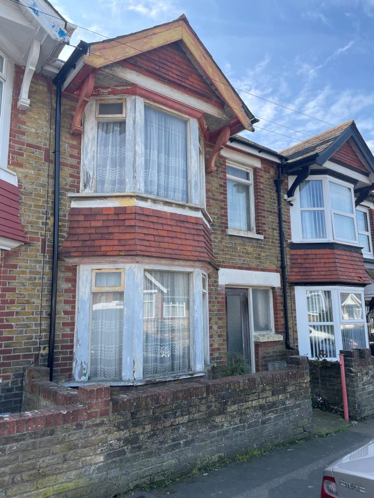 Lot: 18 - THREE-BEDROOM HOUSE FOR IMPROVEMENT - External photo of mid terrace with bay window